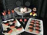 Mini sweet table Mickey ou assortiment de pâtisseries sur le thème de Mickey Mouse