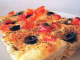 Focaccia aux tomates fraîches, olives noires et ail