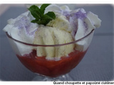 Compote fraises-rhubarbe, boule de glace vanille et chantilly maison