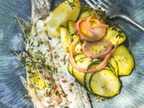 Bar au thym citron et pickles de courgettes : une recette fraîche