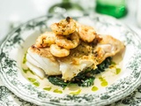Cabillaud sauce au vin blanc, épinards et crevettes à l’huile verte