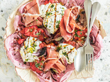 Salade de chicorées, jambon cru et premiers poivrons rouges