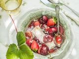 Soupe de fruits rouges à la brousse, et fleurs de sureau