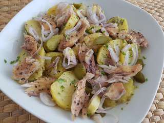 Salade de pommes de terre aux filets de maquereaux fumes au poivre