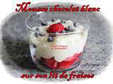 Mousse au chocolat blanc sur son lit de fraises