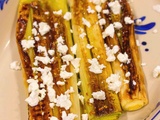 Poireaux brûlés à la vinaigrette et feta