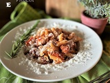 Penne à la tomate, lard, oignon et piment ou Penne Rigate con pomodoro, pancetta, cipolla, peperoncino