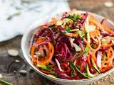 Salade de spirales de légumes et sa vinaigrette au beurre de graines de citrouille