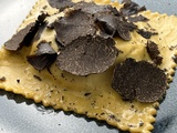 Raviolo au jaune d’œuf coulant et truffe noire