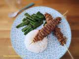 Brochettes de boeuf marinées à l’ail frit, sésame et Saté accompagnées de pois gourmands