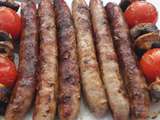 Chipolatas, brochettes de tomates cerise et champignons