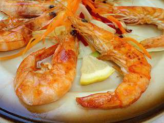 Gambas à la plancha sur petite salade de crudités