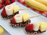 Brochettes de fruits au chocolat et arachides