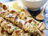 Brochettes de poulet grecques avec la sauce tzatziki