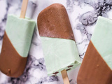 🌿 Découvrez notre recette de popsicles yogourt, menthe et chocolat. Facile et délicieuse