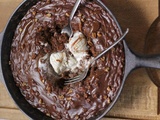 Gâteau moelleux au chocolat dans une casserole