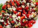 Salade de fraises, basilic et fromage de chèvre