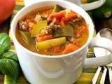 Soupe aux courgettes, tomates et saucisses italiennes