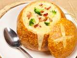 Soupe brocoli cheddar et bacon dans un bol en pain