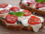 Bruschettas à la mozzarella, tomates cerise et basilic