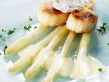 Noix de Saint-Jacques aux asperges et sa sauce hollandaise