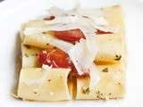 Paccheri aux tomates cerises, basilic et provolone piccante