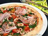 Pizza aux tomates cerise, jambon cru, crevettes grises, roquette et estragon