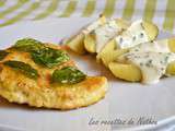 Poulet pané au parmesan, pommes de terre au four et sauce à la ciboulette