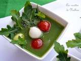 Soupe froide de roquette et courgette aux tomates cerise et à la mozzarella