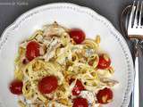 Tagliatelles au poulet, sauce crémeuse au gorgonzola, pignons de pin et tomates cerise poêlées