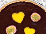 Tarte au chocolat noir, coeurs coulis de mangue et fruit de la passion