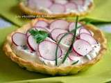 Tartelettes au fromage aux herbes et radis roses