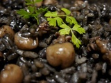 Risotto à l'encre de seiche et supions (petites seiches)