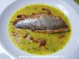 Filet de poisson braisé dans une marinière d'aromates et d'herbes