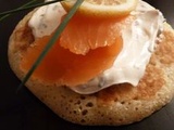 Blinis au saumon fumé, crème fromage blanc, ciboulette et baies roses en regardant le 20 h