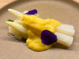 Asperges Blanches à la Sauce Miso et Yuzu