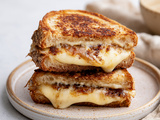 Grilled Cheese aux oignons caramélisés au Miso
