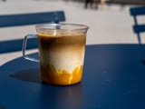 Latte glacé hojicha mangue