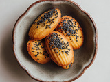 Madeleines de sésame noir