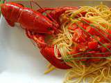 Homard dégustant ses Spaghetti aux dés de Tomates