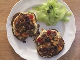 Tartines au houmous, aubergines rôties, confit de poivrons et harissa