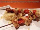 Brochettes de poulet et tomates marinees