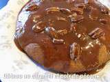 Gâteau au caramel et noix de pecan