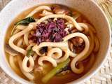 Udon et champignons dans un bouillon thaï