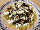 Flatbread au pesto, à la féta et aux champignons crus