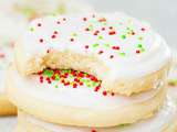 Biscuits au sucre au chocolat blanc avec glaçage royal à la menthe poivrée