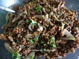 Salade de lentilles aux noix et aux oignons rouges