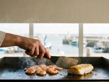 Comment saisir des crevettes ou un pavé de poisson à la plancha sans les dessécher