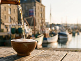 Comment servir et boire une bolée de cidre à la bretonne sans commettre d’impair