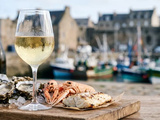 Vin blanc pour huîtres, poissons ou crustacés : le guide pour ne plus se tromper